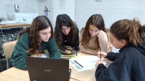 Alumnes de secundària participant en un taller de periodisme impartit per Junior Report