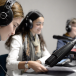 Un grup de redactors junior va participar en un taller de ràdio impartit per Joan Maria Clavaguera, periodista i professor de la FCRI. (Laia Ros)