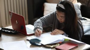 Una estudiant de batxillerat estudiant a casa com a conseqüència del confinament provocat pel coronavirus. (Emilia Guitérrez).
