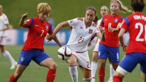 La jugadora d’Espanya, Alexia Putellas, disputa la pilota amb Jeon Gaeul de Corea del Sud (EFE).