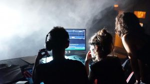 La ESTAE ofereix un títol propi per formar-se com a tècnic de l'espectacle en les especialitats de so, il·luminació o maquinària escènica (Institut del Teatre).