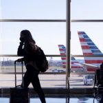 Viatgers caminen per la terminal de l’aeroport Ronald Reagan, a l’estat de Virginia (Estats Units). Internacionalment es desaconsellen els viatges durant aquestes festes nadalenques com a conseqüència de la pandèmia de coronavirus. EFE/MICHAEL REYNOLDS.
