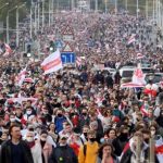 Centenars de persones surten als carrers de Minsk, la capital del país, per sumar-se a les protestes de frau electoral liderades pels partits de l’oposició. EFE/EPA/STR.