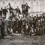 Commune_de_Paris_curieux_sur_la_colonne_Vendome-768×588
