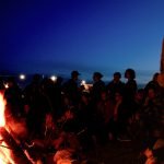 La nit del 23 al 24 de juny se celebra la revetlla de Sant Joan amb fogueres, menjar i festes (Henry Perks/ Unsplash)