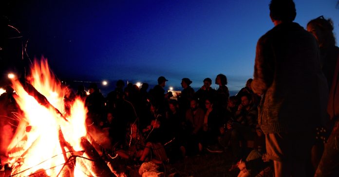 La nit del 23 al 24 de juny se celebra la revetlla de Sant Joan amb fogueres, menjar i festes (Henry Perks/ Unsplash)