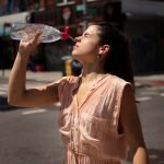 mujer-joven-tolerando-ola-calor-bebida-fria (1)