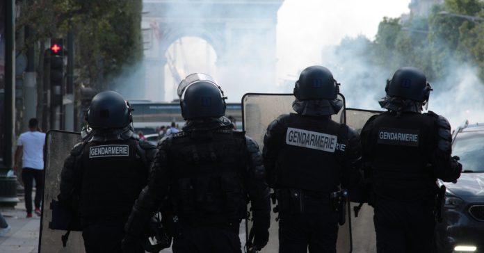 França viu protestes i disturbis després de la mort d'un menor de 17 anys a les mans de la policia francesa. A la foto, agents antiavalots francesos (Hubert2t / Pixabay)