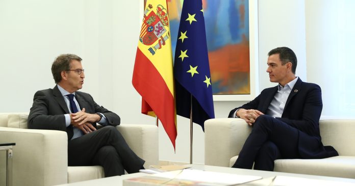 Ni el PP ni el PSOE no han aconseguit els vots necessaris per formar govern. A la foto, els líders dels dos partits, Alberto Núñez Feijóo i Pedro Sánchez, en una reunió el novembre passat. (La Moncloa/Flickr)