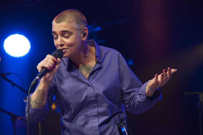 Actuació de Sinéad O'Connor al 50 aniversari del Festival Folk de Cambridge (Bryan Ledgard / Wikimedia Commons)