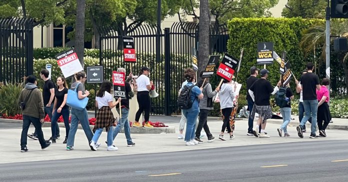 Los actores se suman a los guionistas en la huelga para reclamar mejoras laborales. En la foto, una manifestación el pasado mes de junio.