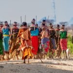 El 9 d’agost es commemora el Dia Internacional dels Pobles Indígenes. A la foto, un grup d’indígenes d’Àfrica amb vestits tradicionals (ken kahiri/unsplash)