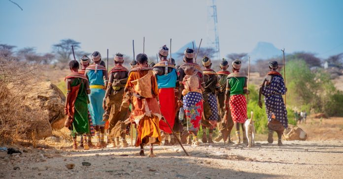 El 9 d'agost es commemora el Dia Internacional dels Pobles Indígenes. A la foto, un grup d'indígenes d'Àfrica amb vestits tradicionals (ken kahiri/unsplash)