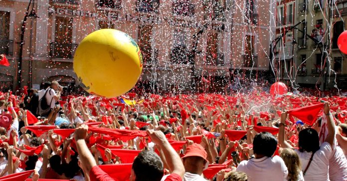 El tradicional 'chupinazo' dóna inici a les festes de Sant Fermí a Pamplona (www.viajar24h.com/ WikiCommons)