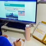 Una estudiant d’ESO realitza les activitats de la Notícia del Dia (Junior Report)