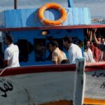 Lampedusa és una de les illes més afectades per la crisi migratòria a Itàlia. A la foto, migrants arribant a l’illa a l’agost del 2007. (Sara Prestianni / Flickr)