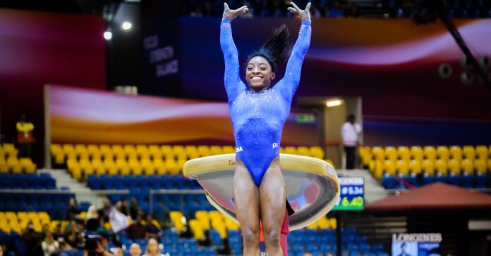 Simone Biles durant l'execució d'un exercici al Mundial de 2018 (Ministério do Esporte / Flickr)