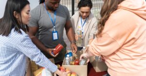 El Giving Tuesday és un dia per fer accions solidàries com recollides d'aliments (Freepik)