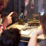 Uns infants observen joguines històriques al Museu d’Història de Catalunya  (Pepo Segura)